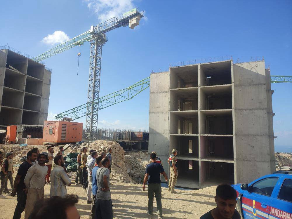 Şantiyede korku dolu anlar! İskenderun’da kule vinç binanın üzerine devrildi