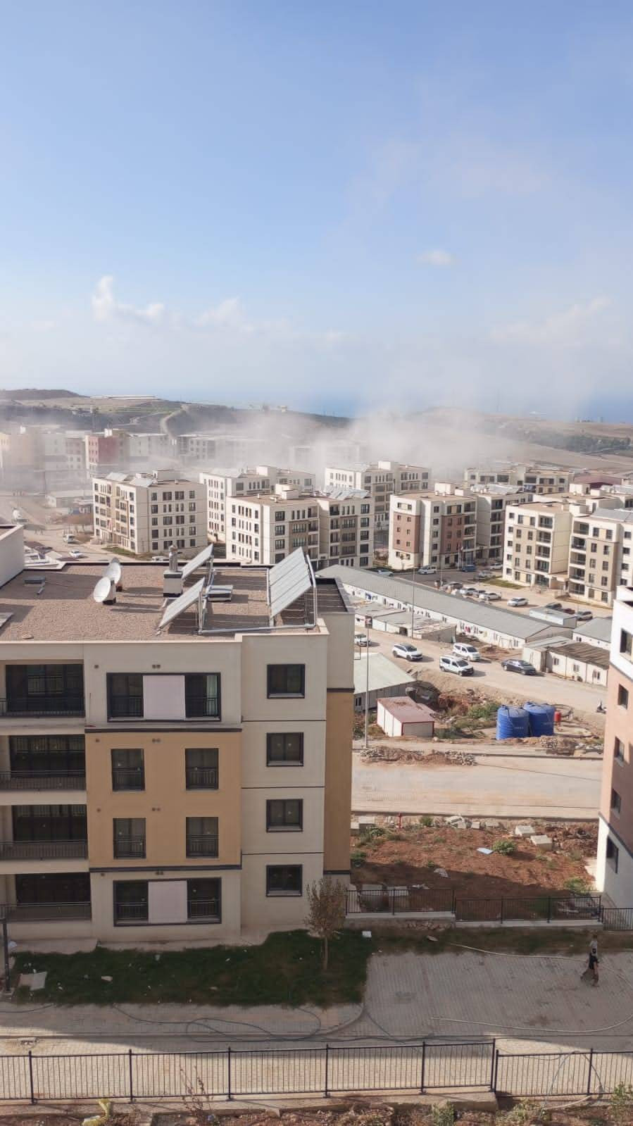 Şantiyede korku dolu anlar! İskenderun’da kule vinç binanın üzerine devrildi