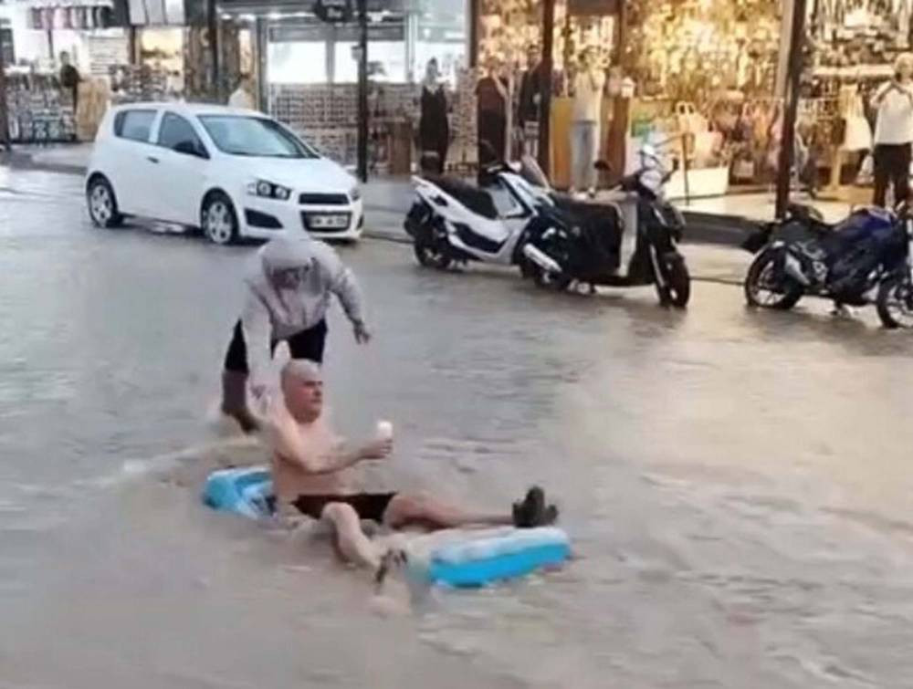 Su basan caddeyi havuza çeviren turist şaşkına çevirdi!
