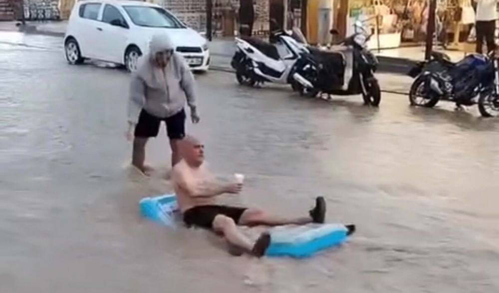 Su basan caddeyi havuza çeviren turist şaşkına çevirdi!