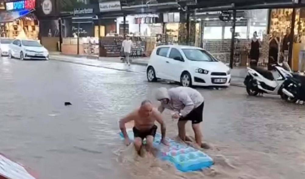 Su basan caddeyi havuza çeviren turist şaşkına çevirdi!