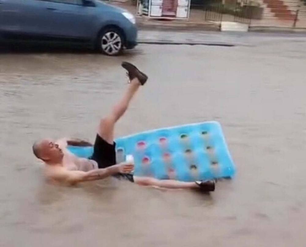 Su basan caddeyi havuza çeviren turist şaşkına çevirdi!