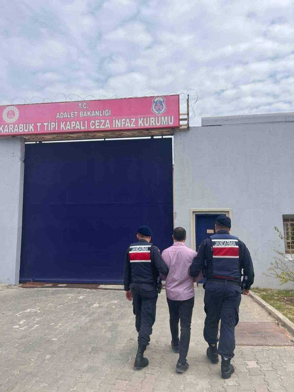 29 yıl hapis cezalı firari camide uyurken enselendi!