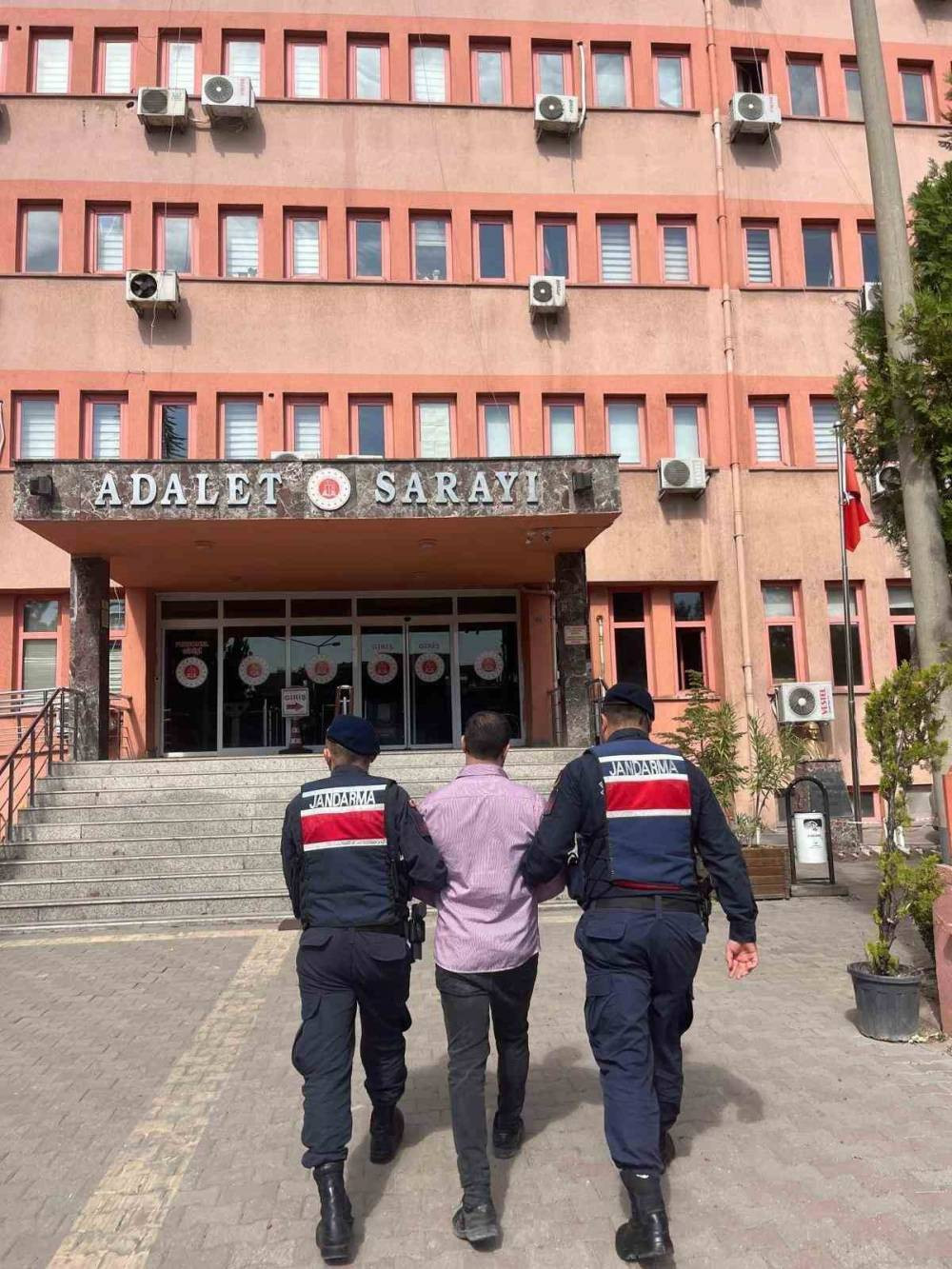 29 yıl hapis cezalı firari camide uyurken enselendi!