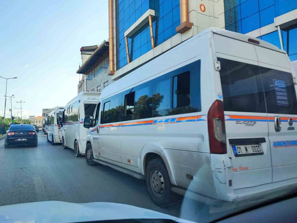 Adana’da dolmuş şoförleri kontak kapattı!