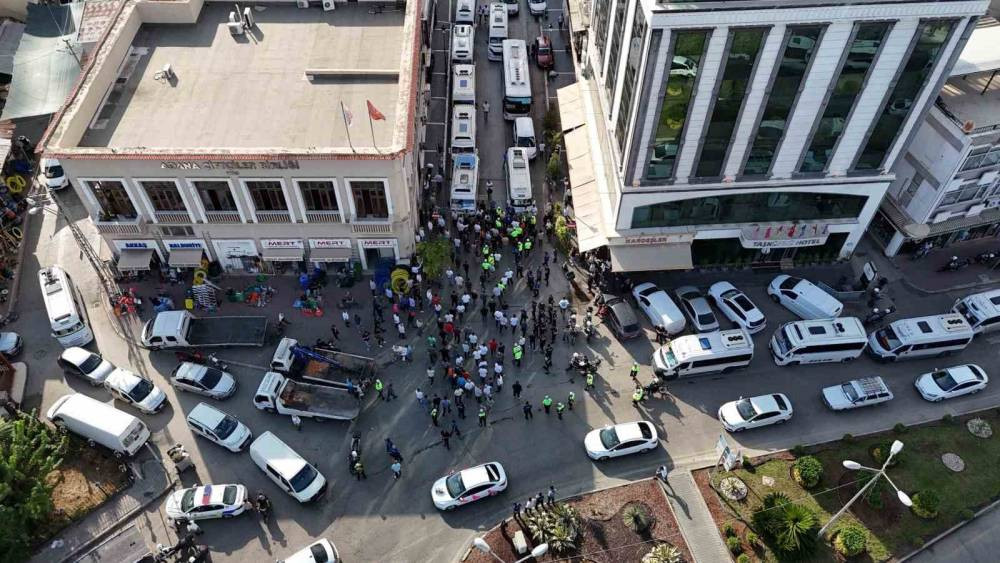 Adana’da dolmuş şoförleri kontak kapattı!