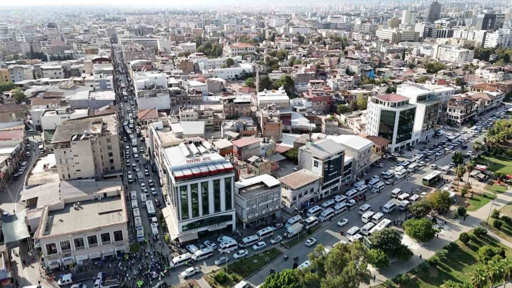 Adana’da dolmuş şoförleri kontak kapattı!