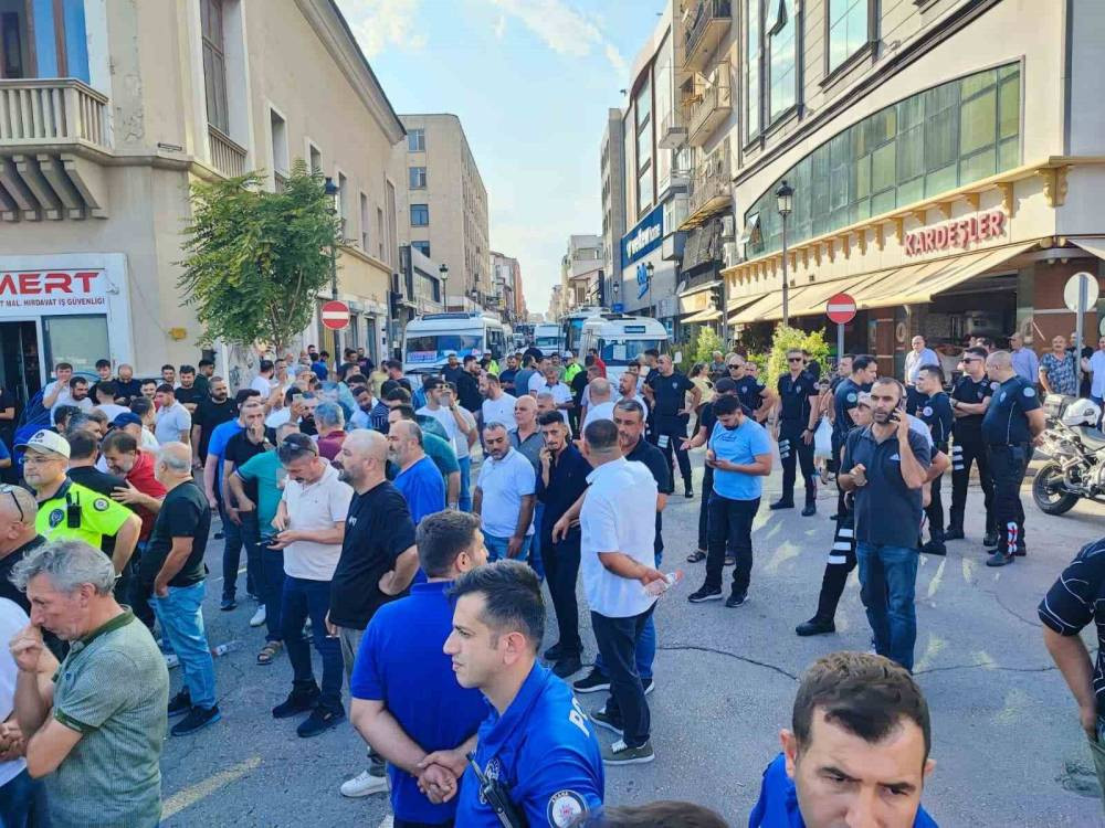 Adana’da dolmuş şoförleri kontak kapattı!