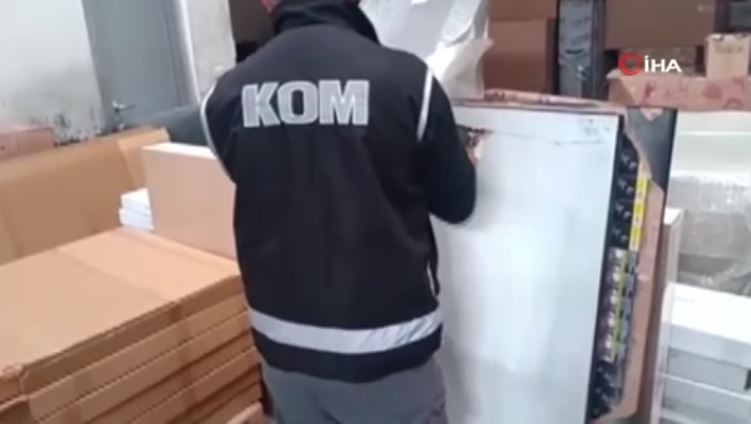 kayseri-polisi-masalari-acinca-soke-oldu-binlerce-kacak-sigara-gizlemisler-yenicag-1.jpg