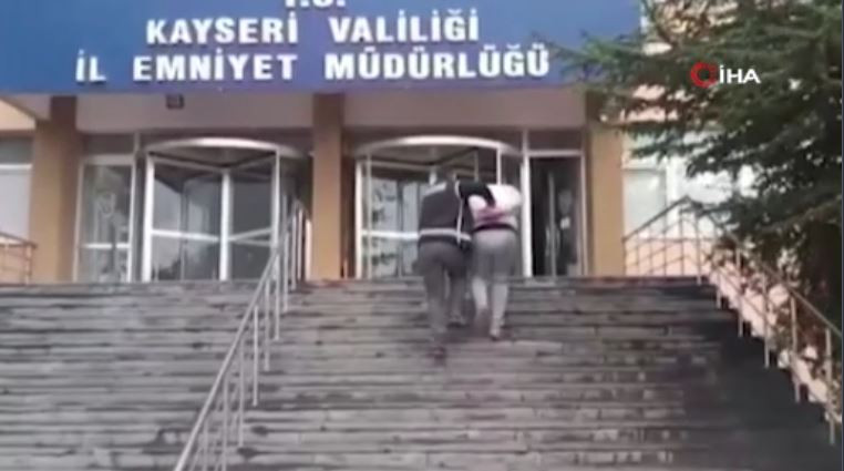kayseri-polisi-masalari-acinca-soke-oldu-binlerce-kacak-sigara-gizlemisler-yenicag-4.jpg