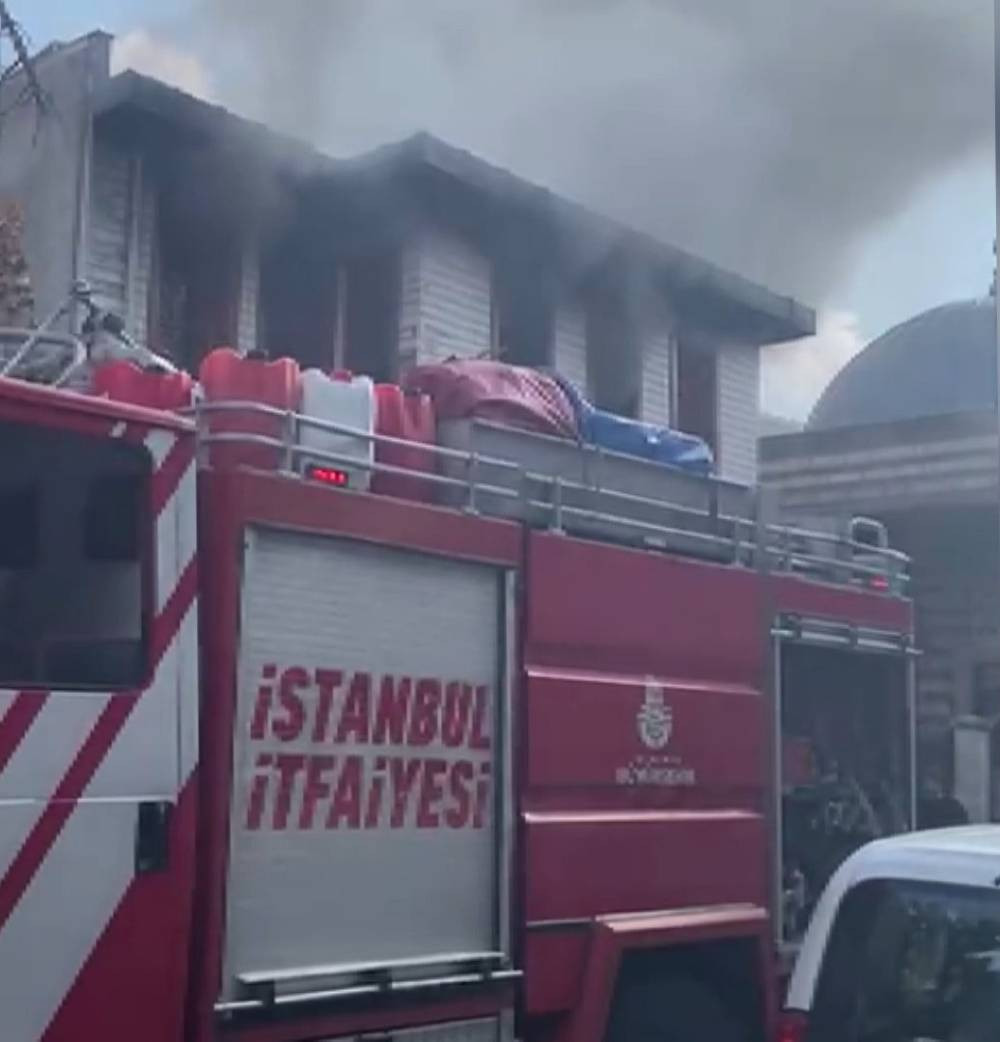 Üsküdar’da yangın! Kur'an kursunu alev aldı: Dumandan etkilenen öğrenciler hastaneye kaldırıldı