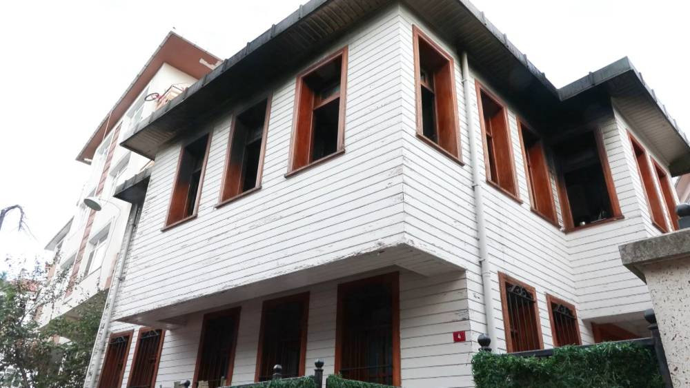 Üsküdar’da yangın! Kur'an kursunu alev aldı: Dumandan etkilenen öğrenciler hastaneye kaldırıldı