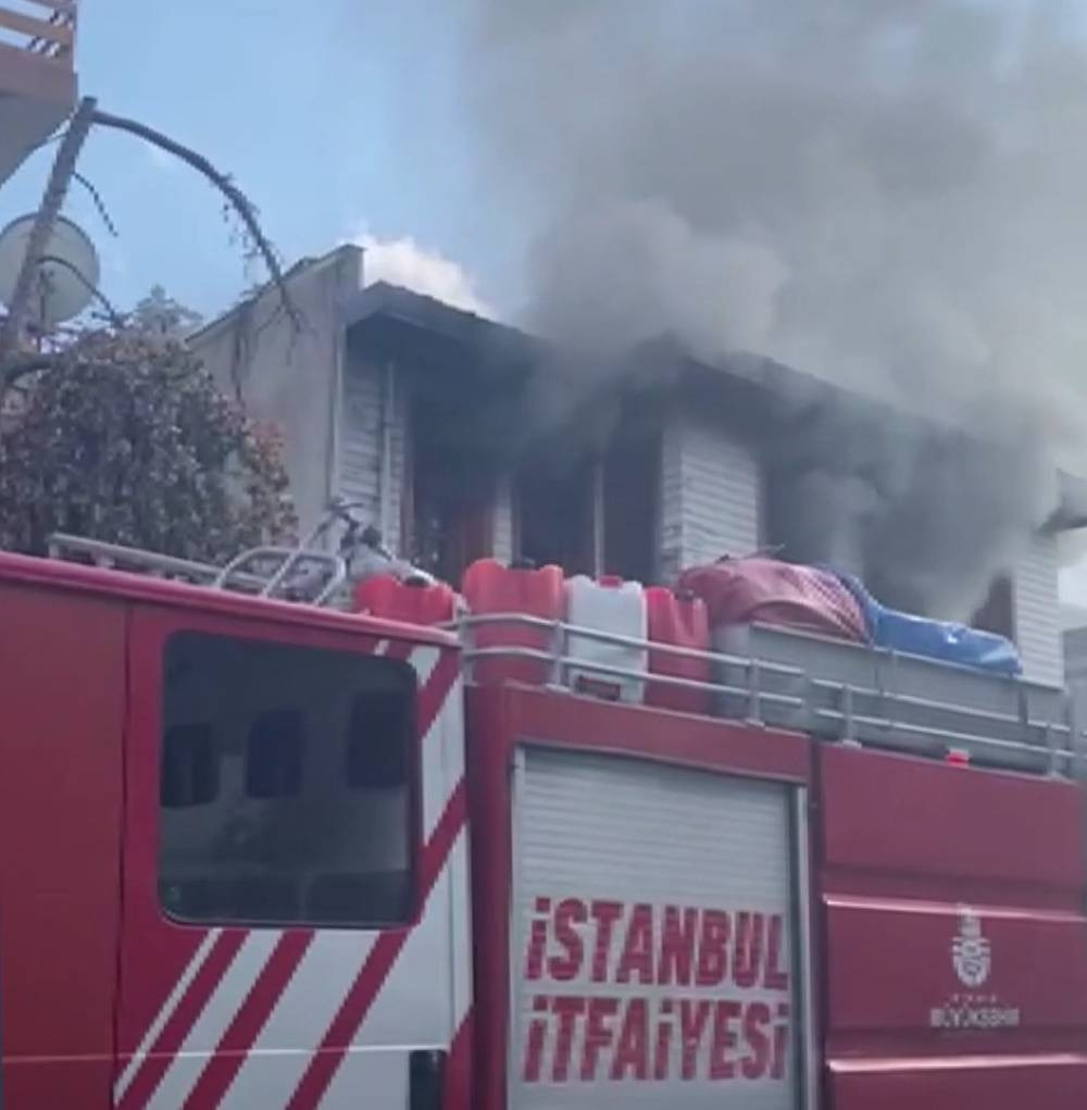 Üsküdar’da yangın! Kur'an kursunu alev aldı: Dumandan etkilenen öğrenciler hastaneye kaldırıldı