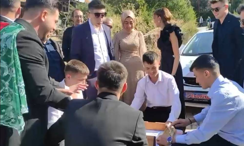 Yolun ortasına okey masası kurdular!  Düğün yolu bahşişle açıldı