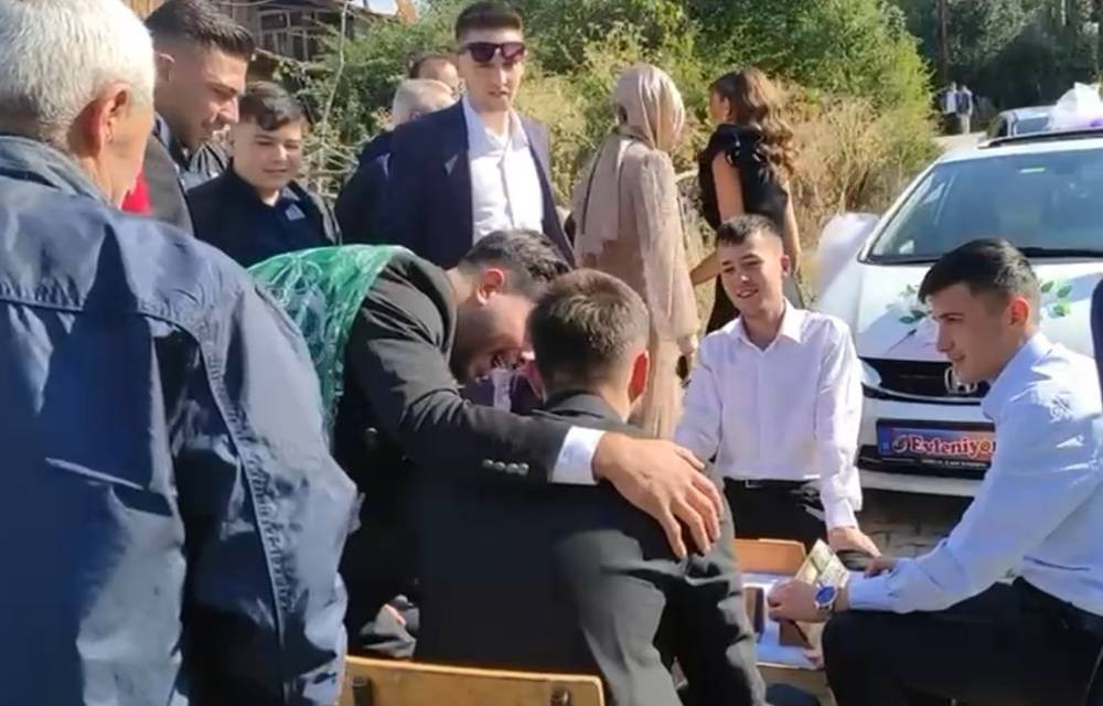 Yolun ortasına okey masası kurdular!  Düğün yolu bahşişle açıldı