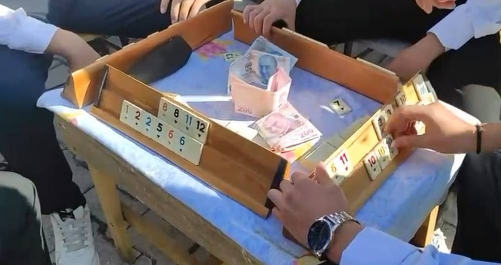 Yolun ortasına okey masası kurdular!  Düğün yolu bahşişle açıldı