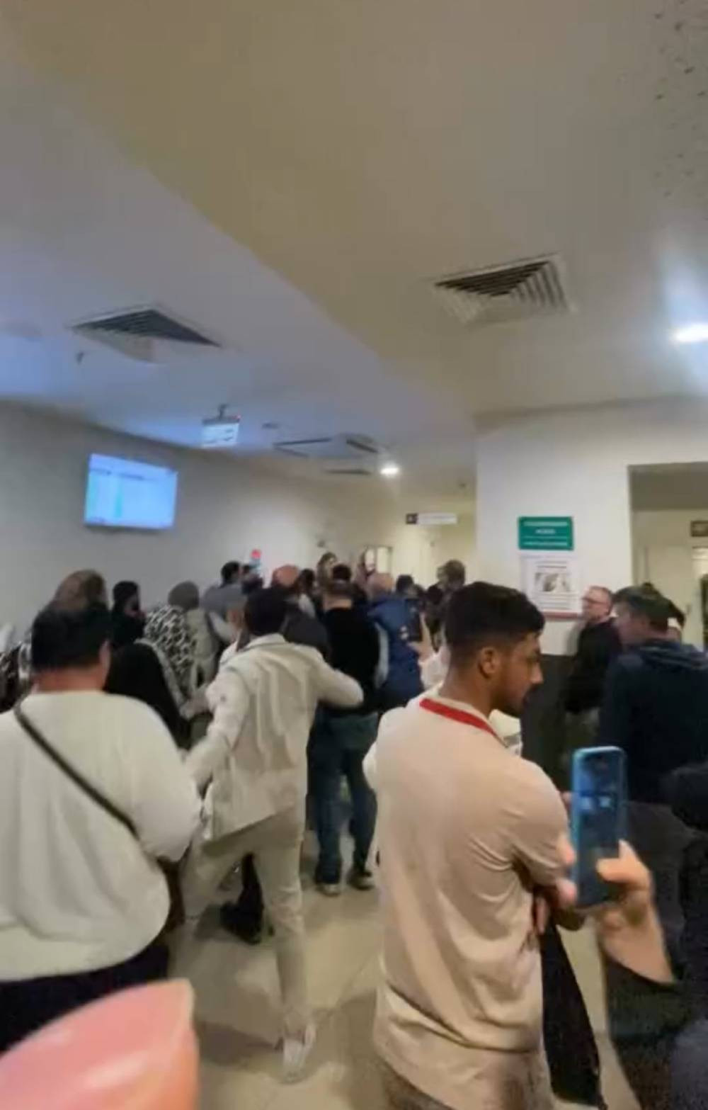 Acil serviste sıra kavgası! Hastaneyi savaş alanına çevirdiler
