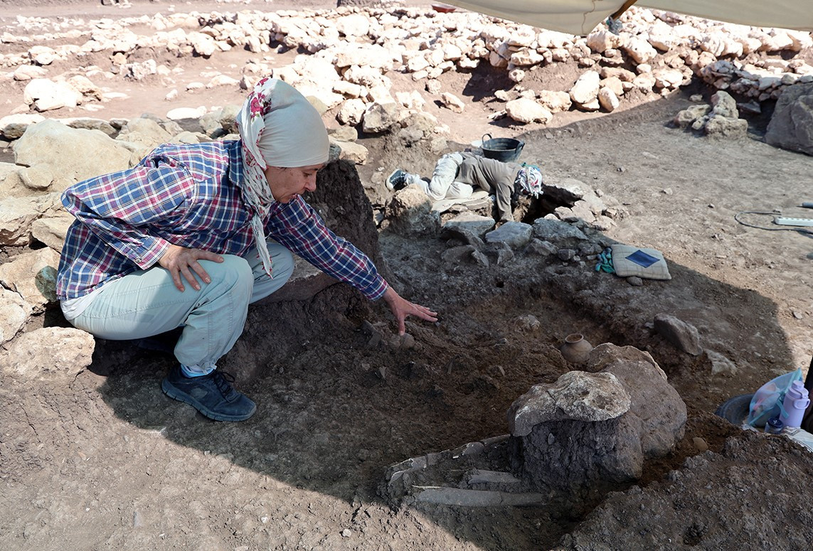 ayonu-tepesinde-tarihe-isik-tutacak-kesif-8-mezar-ortaya-cikti-neolitik-ve-tunc-cagindan-kalma-yenicag-10.jpg