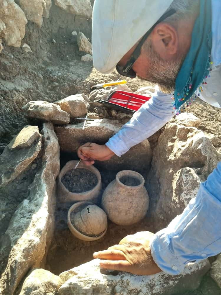 ayonu-tepesinde-tarihe-isik-tutacak-kesif-8-mezar-ortaya-cikti-neolitik-ve-tunc-cagindan-kalma-yenicag-12.jpg