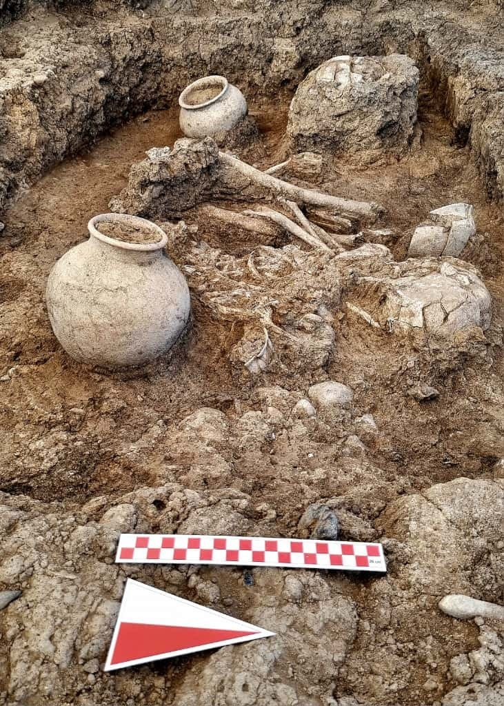 ayonu-tepesinde-tarihe-isik-tutacak-kesif-8-mezar-ortaya-cikti-neolitik-ve-tunc-cagindan-kalma-yenicag-4.jpg