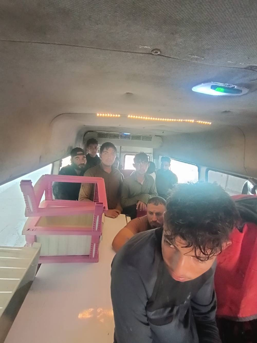 Hatay’da minibüste 12 kaçak yolcu yakalandı
