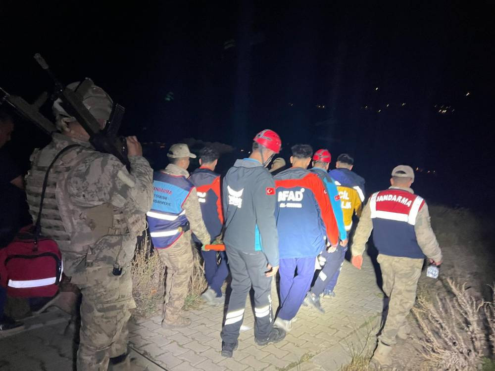 Kutsal dağda kayalıklardan düştü! Ekipler kadını kurtarmak için seferber oldu