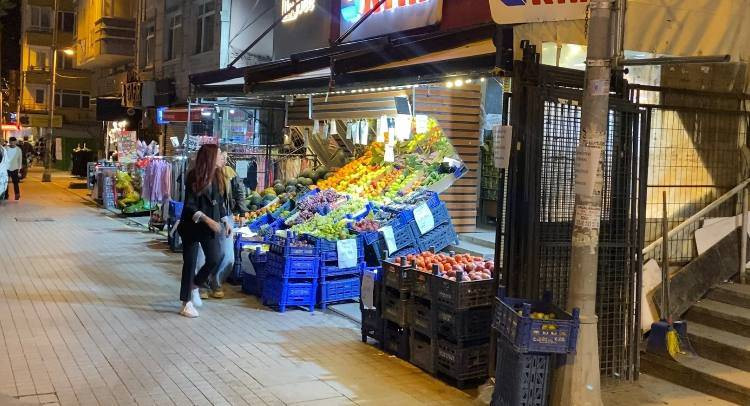 Maganda kadını tek yumrukla yere serdi