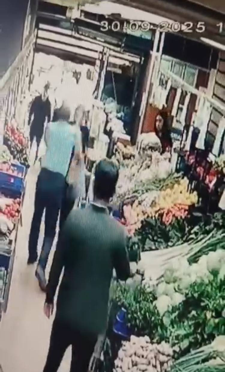 Maganda kadını tek yumrukla yere serdi