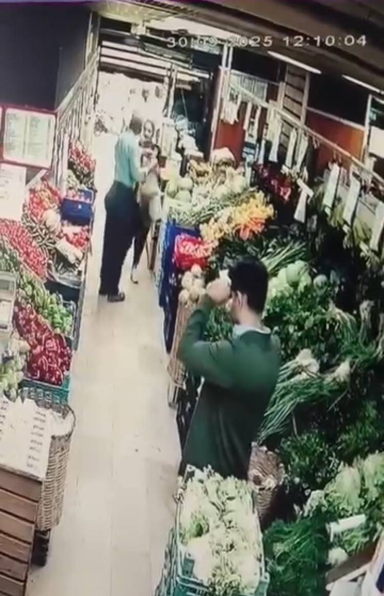 Maganda kadını tek yumrukla yere serdi