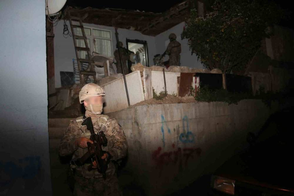 Uyuşturucu tacirlerine şok! Kocaeli’de dev şafak operasyonu: 124 gözaltı, kilolarca uyuşturucu