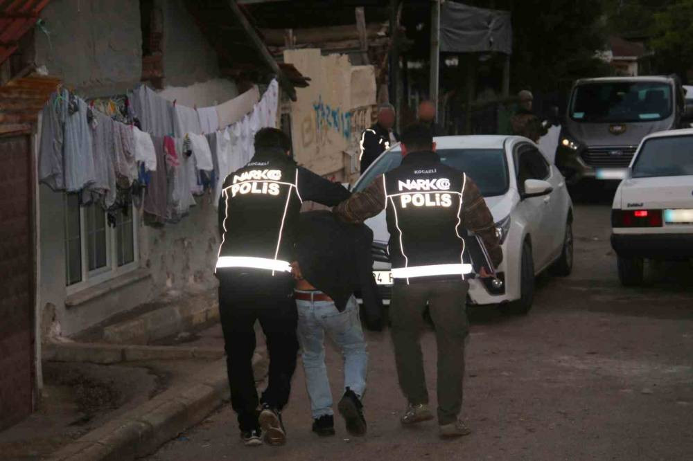 Uyuşturucu tacirlerine şok! Kocaeli’de dev şafak operasyonu: 124 gözaltı, kilolarca uyuşturucu