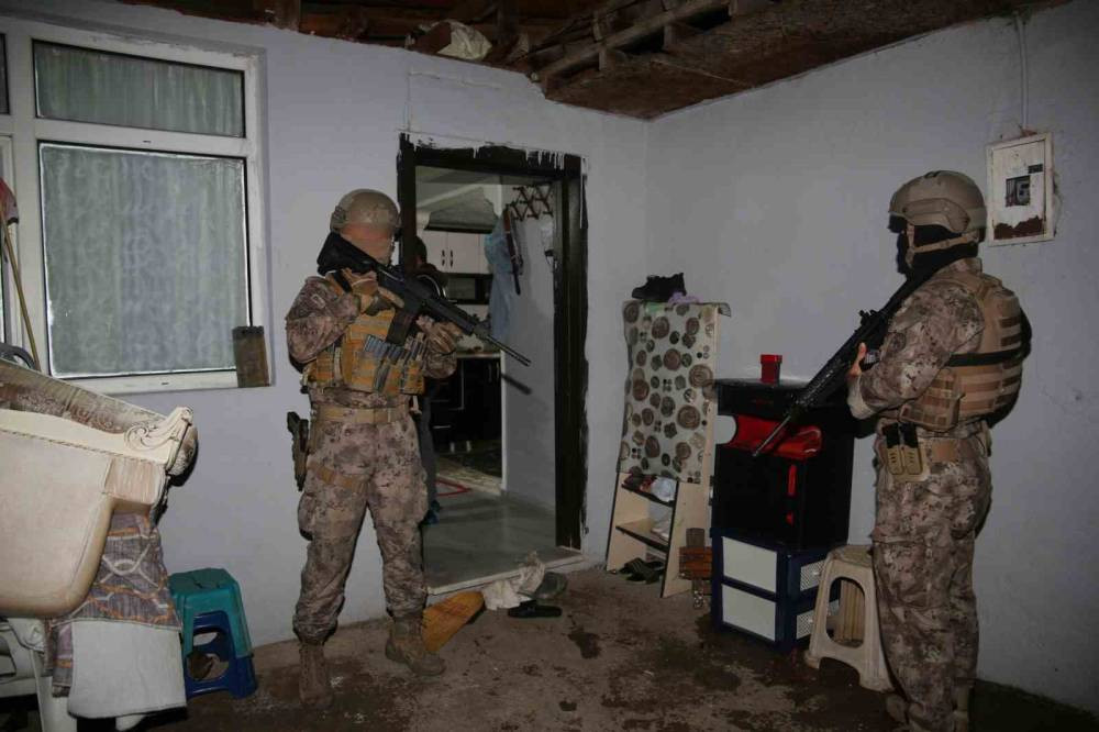 Uyuşturucu tacirlerine şok! Kocaeli’de dev şafak operasyonu: 124 gözaltı, kilolarca uyuşturucu