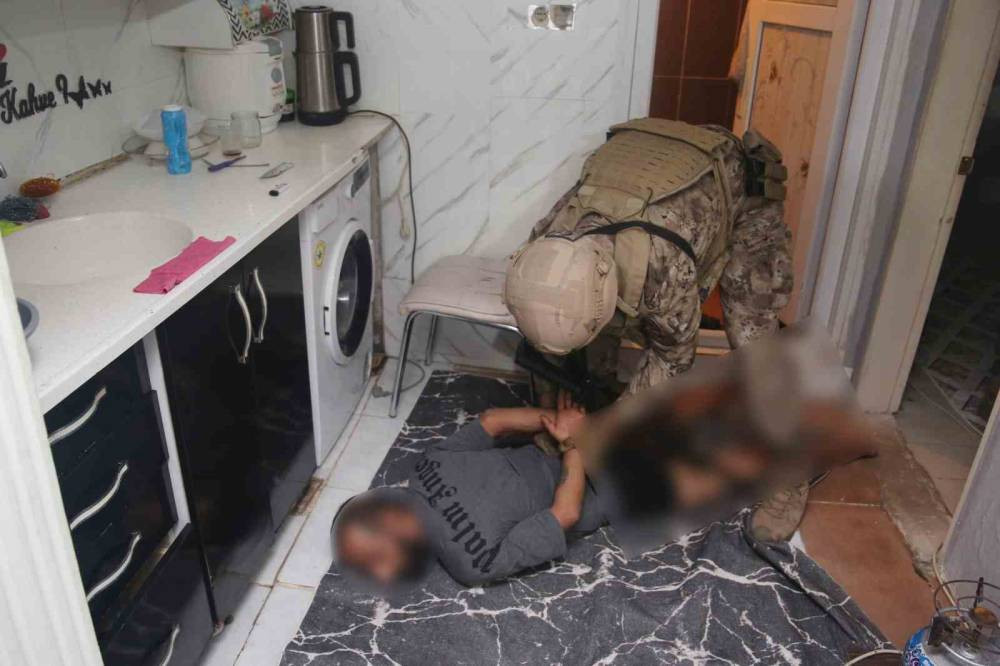 Uyuşturucu tacirlerine şok! Kocaeli’de dev şafak operasyonu: 124 gözaltı, kilolarca uyuşturucu