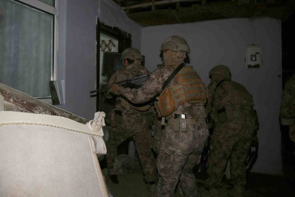 Uyuşturucu tacirlerine şok! Kocaeli’de dev şafak operasyonu: 124 gözaltı, kilolarca uyuşturucu