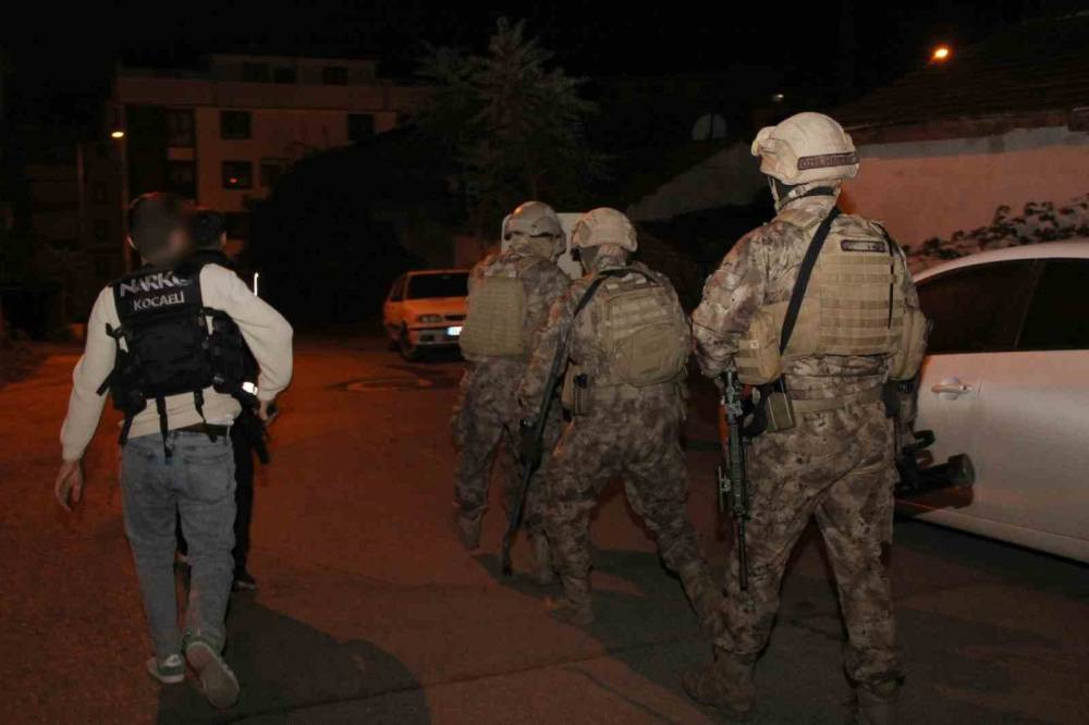 Uyuşturucu tacirlerine şok! Kocaeli’de dev şafak operasyonu: 124 gözaltı, kilolarca uyuşturucu
