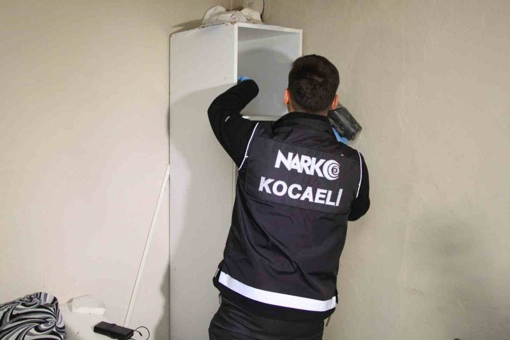 Uyuşturucu tacirlerine şok! Kocaeli’de dev şafak operasyonu: 124 gözaltı, kilolarca uyuşturucu