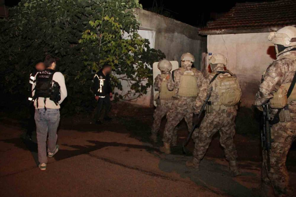 Uyuşturucu tacirlerine şok! Kocaeli’de dev şafak operasyonu: 124 gözaltı, kilolarca uyuşturucu