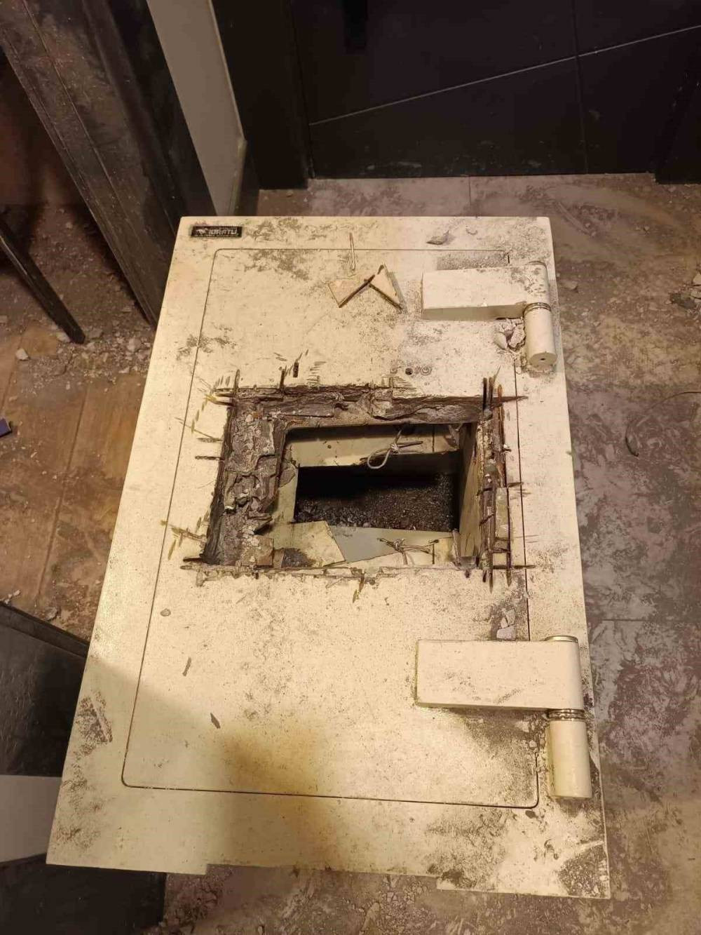 Demir kasayı keserek içini boşalttılar! Maskeli hırsızların planı bozuldu