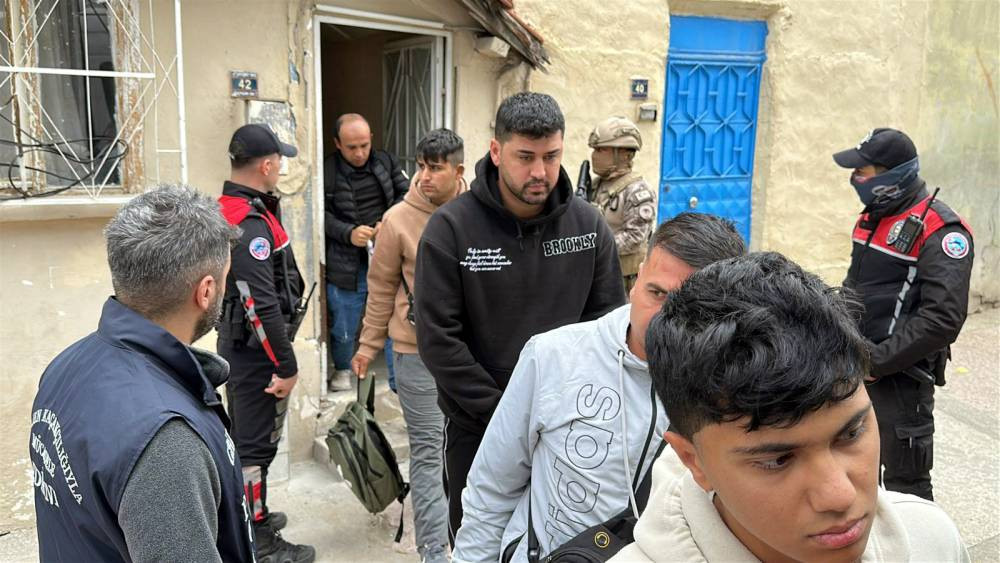 Edirne’de tek katlı evde kaçış hazırlığı! FETÖ üyeleri insan kaçakçıları ile birlikte yakalandı