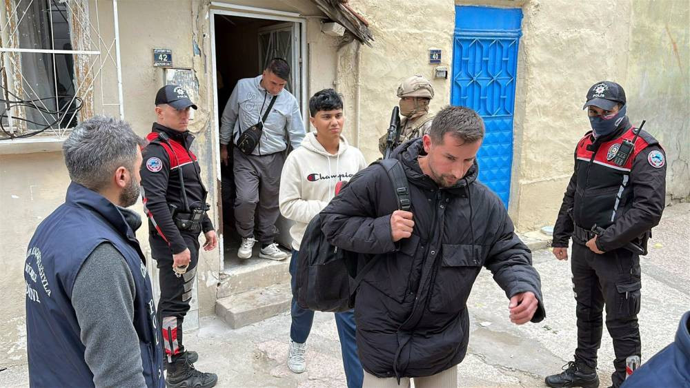 Edirne’de tek katlı evde kaçış hazırlığı! FETÖ üyeleri insan kaçakçıları ile birlikte yakalandı