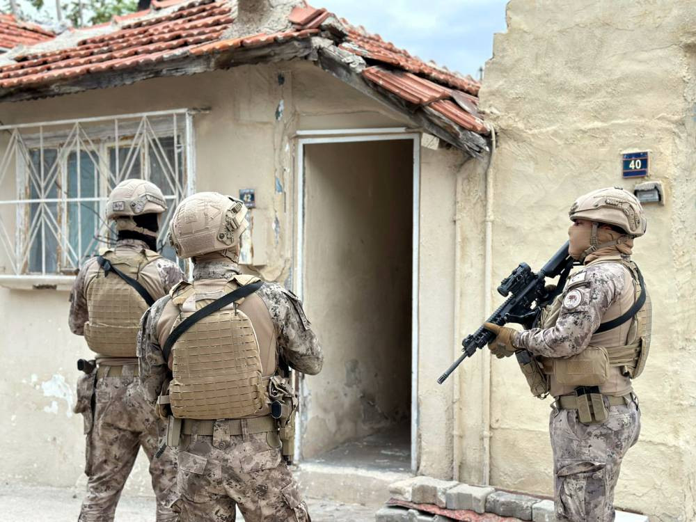 Edirne’de tek katlı evde kaçış hazırlığı! FETÖ üyeleri insan kaçakçıları ile birlikte yakalandı