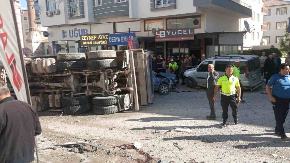 Kamyon ortalığı savaş alanına çevirdi! 15 aracı biçti geçti: Yaralılar var