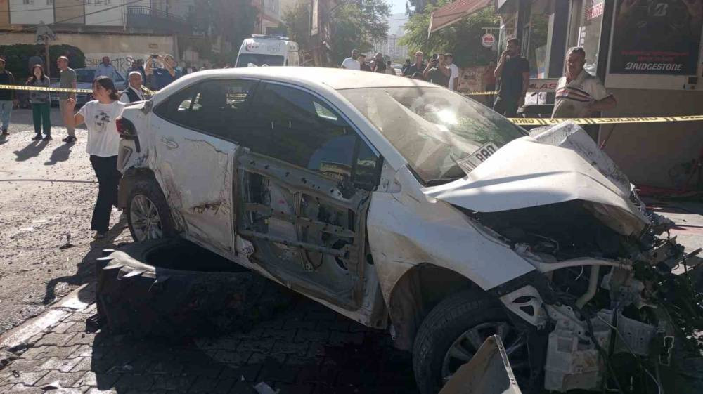 Kamyon ortalığı savaş alanına çevirdi! 15 aracı biçti geçti: Yaralılar var