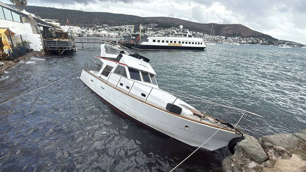 Bodrum'da şiddetli rüzgar tekneyi karaya vurdu