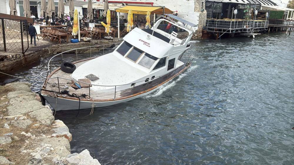 Bodrum'da şiddetli rüzgar tekneyi karaya vurdu