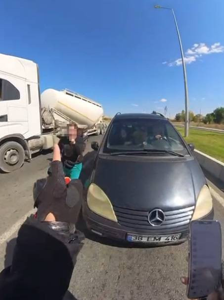 Kayseri'de trafik dehşeti! Yol verme kavgasında yumruklar konuştu