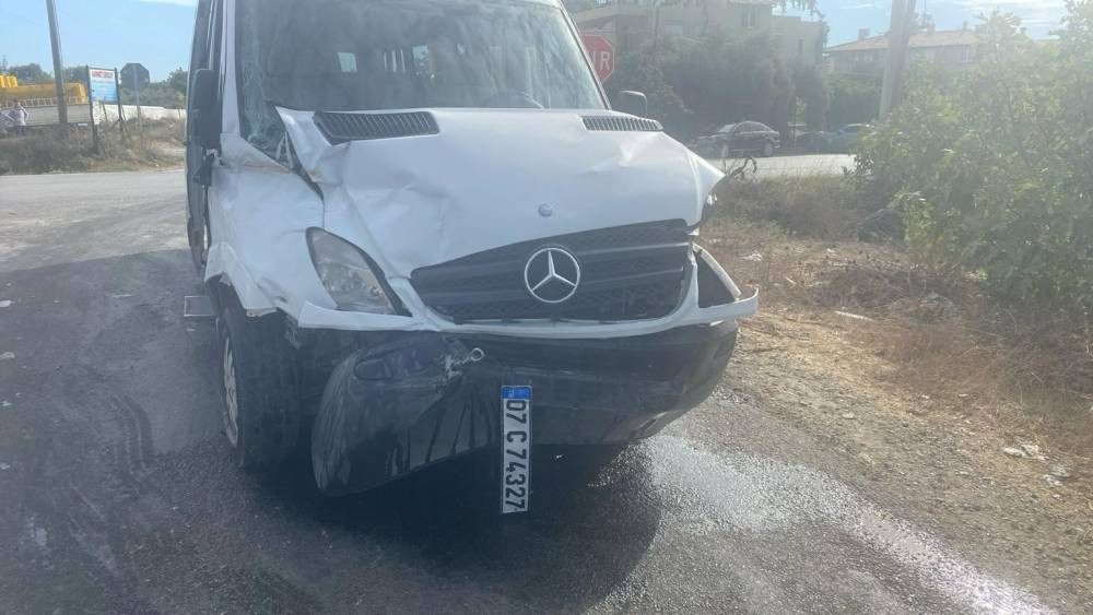 Okul servisiyle bir midibüs çarpıştı! 7 öğrenci hastaneye kaldırıldı