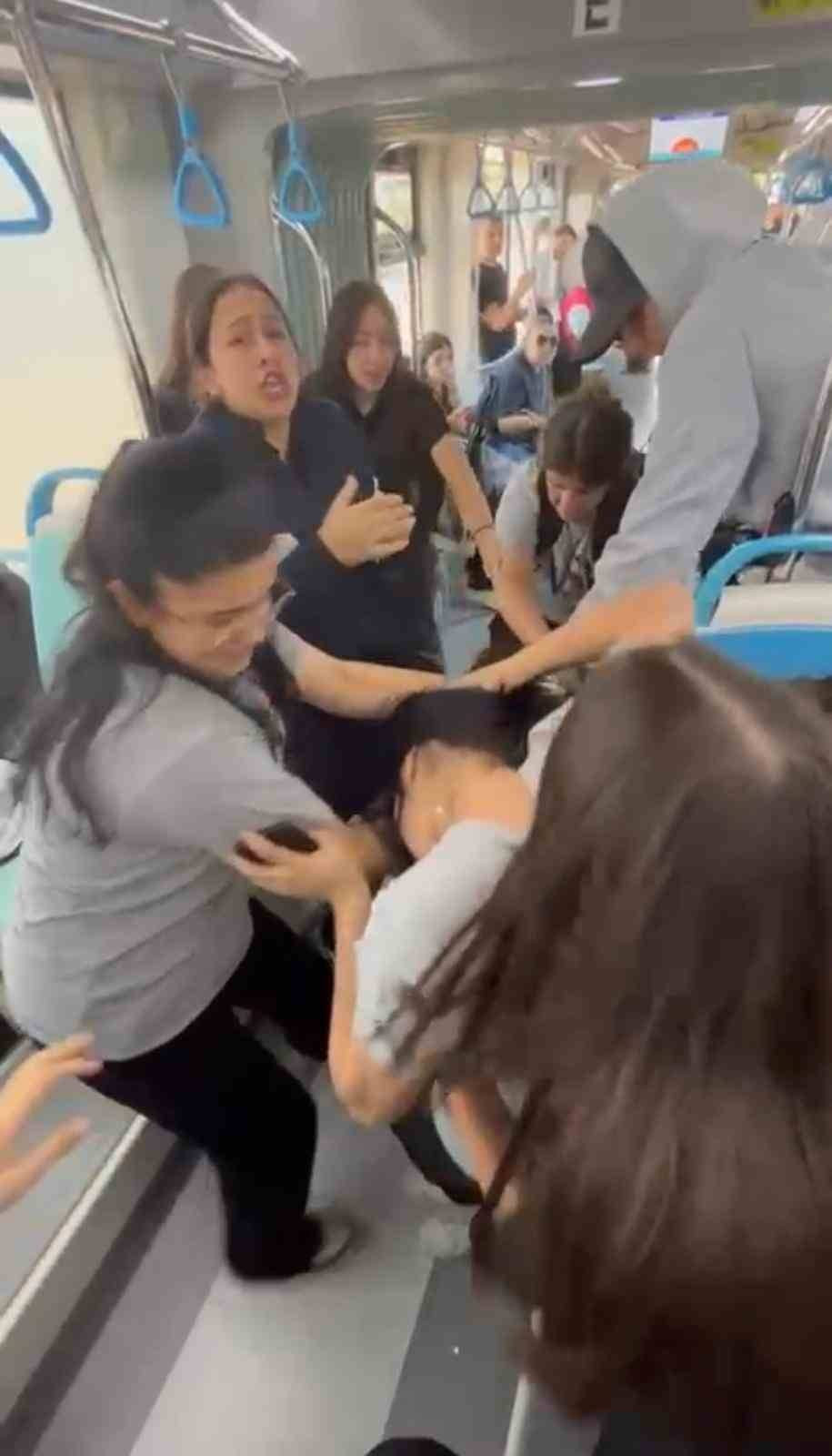 Tramvayda saç saça baş başa yumruklar konuştu! Kız öğrencilerin kavgası görüntülendi