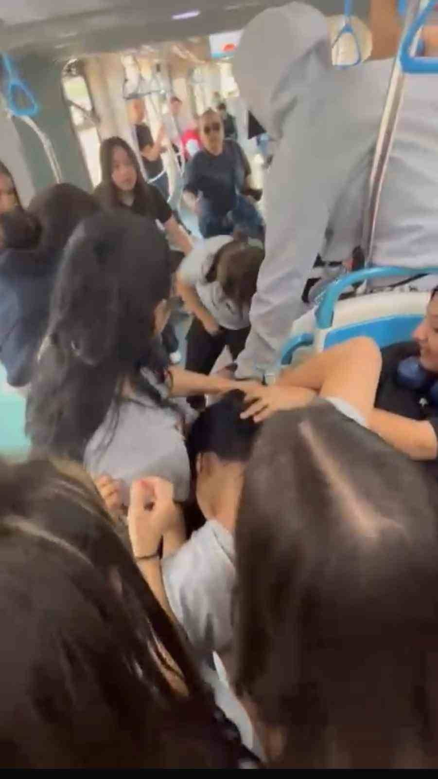 Tramvayda saç saça baş başa yumruklar konuştu! Kız öğrencilerin kavgası görüntülendi