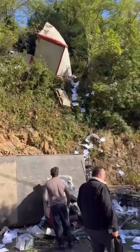 Kamyon savrulup alt yola uçtu!  Sarıyer’de korkunç kaza